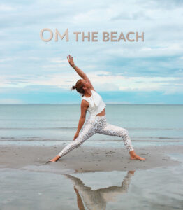 Strand Yoga an der Ostsee. Yogalehrerin am Strand mit Schriftzug OM The Beach