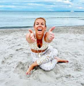 Yoga an der Ostsee. Yogalehrerin am Strand
