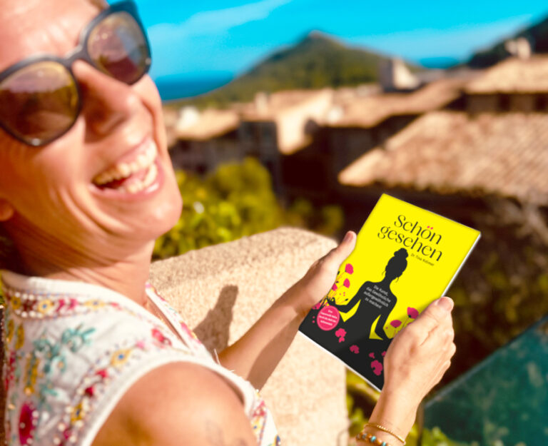 Frau hält Buch in den Händen