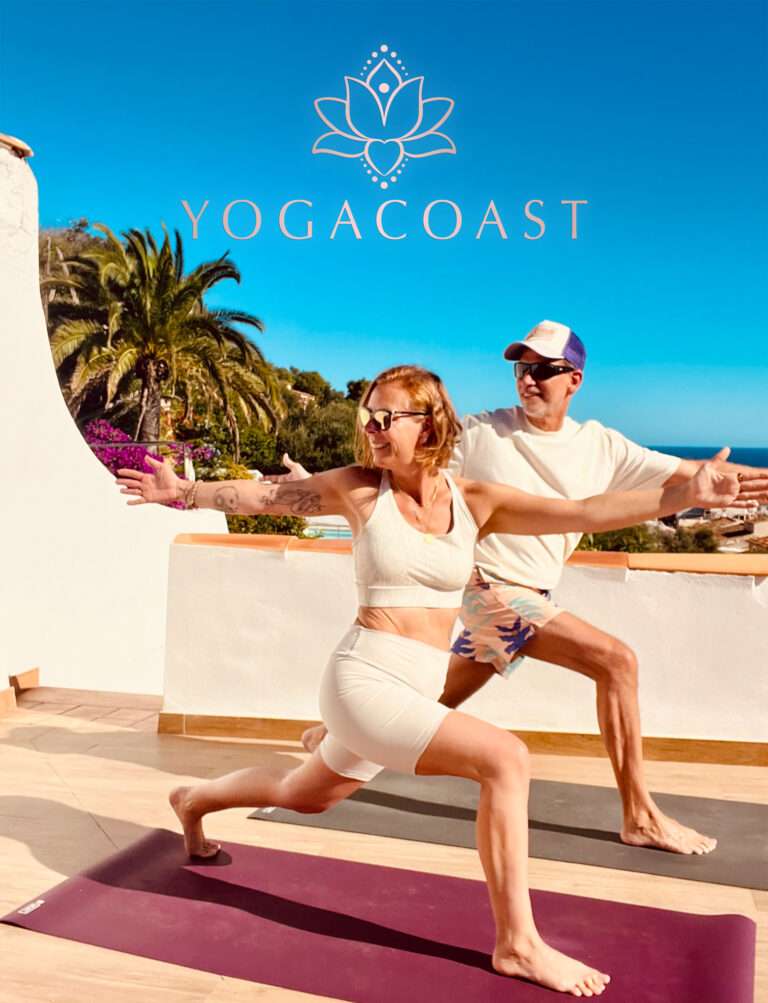 Mann und Frau beim Yoga vor Palmen