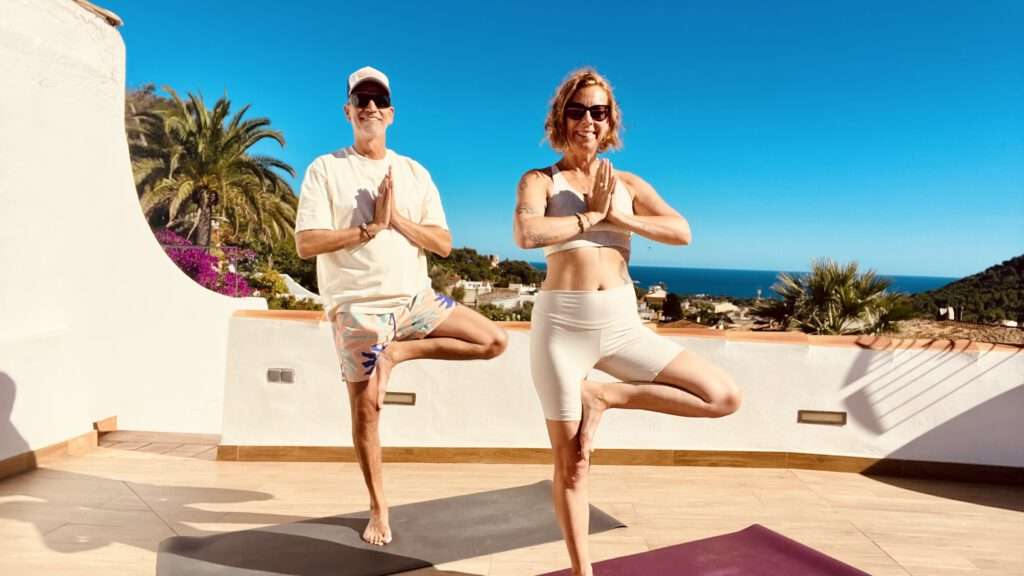 Zwei Yoga Lehrer in der Baumposition