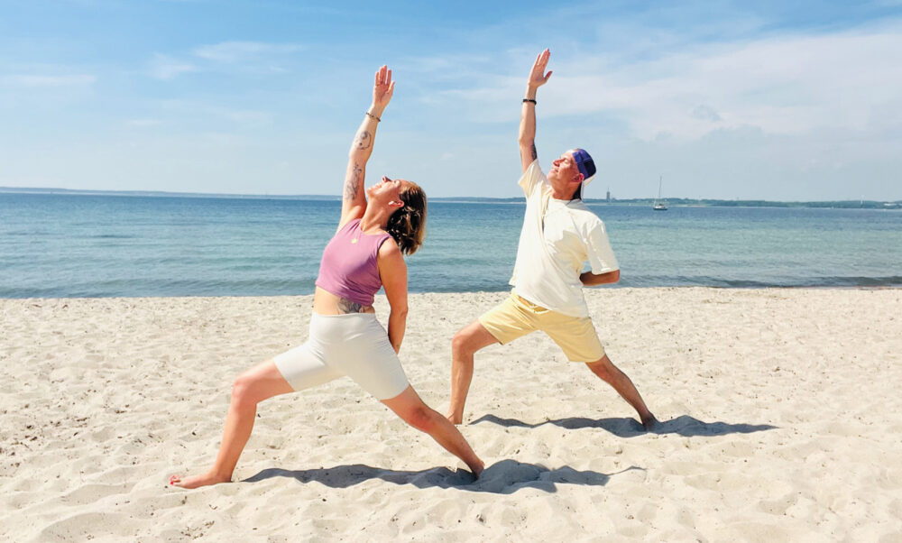 Yoga Wochenende Ostsee: Dehnübung am Strand von Haffkrug bei der Lübecker Bucht.