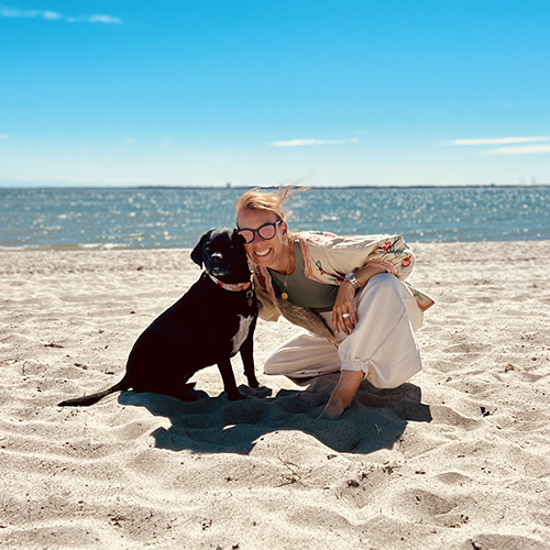 Yogalehrerin Tina von Yogacoast mit Labrador-Mix Summer am Strand von Haffkrug Scharbeutz