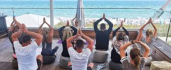 Firmen Yoga Ostsee - Team-Incentive und Achtsamkeit bei Yogacoast. Firmen Yoga auf einer Aussichtsplattform mit Blick auf die Ostsee