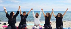 JGA Yoga Ostsee - Junggesellinnenabschied am Strand mit Freundinnen. 5 Frauen am Ostsee Strand, die sich an den Händen halten