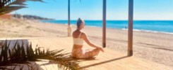Yoga Lehrerin meditiert auf einer Sonnenterrasse mit Blick auf das Mittelmeer