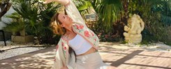Yoga Gutschein Ostsee. Yogalehrerin in Yogasitz vor Palmen
