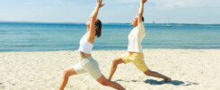 Yoga Scharbeutz Wochenende Ostsee: Die Krieger-Pose mit gestreckten Armen am Strand in Scharbeutz.