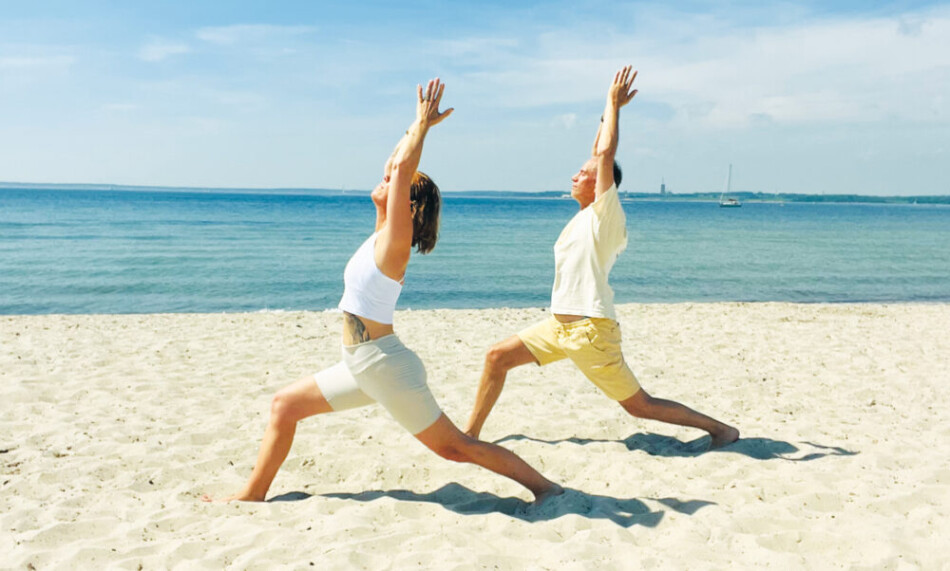 Yoga Scharbeutz Wochenende Ostsee: Die Krieger-Pose mit gestreckten Armen am Strand in Scharbeutz.